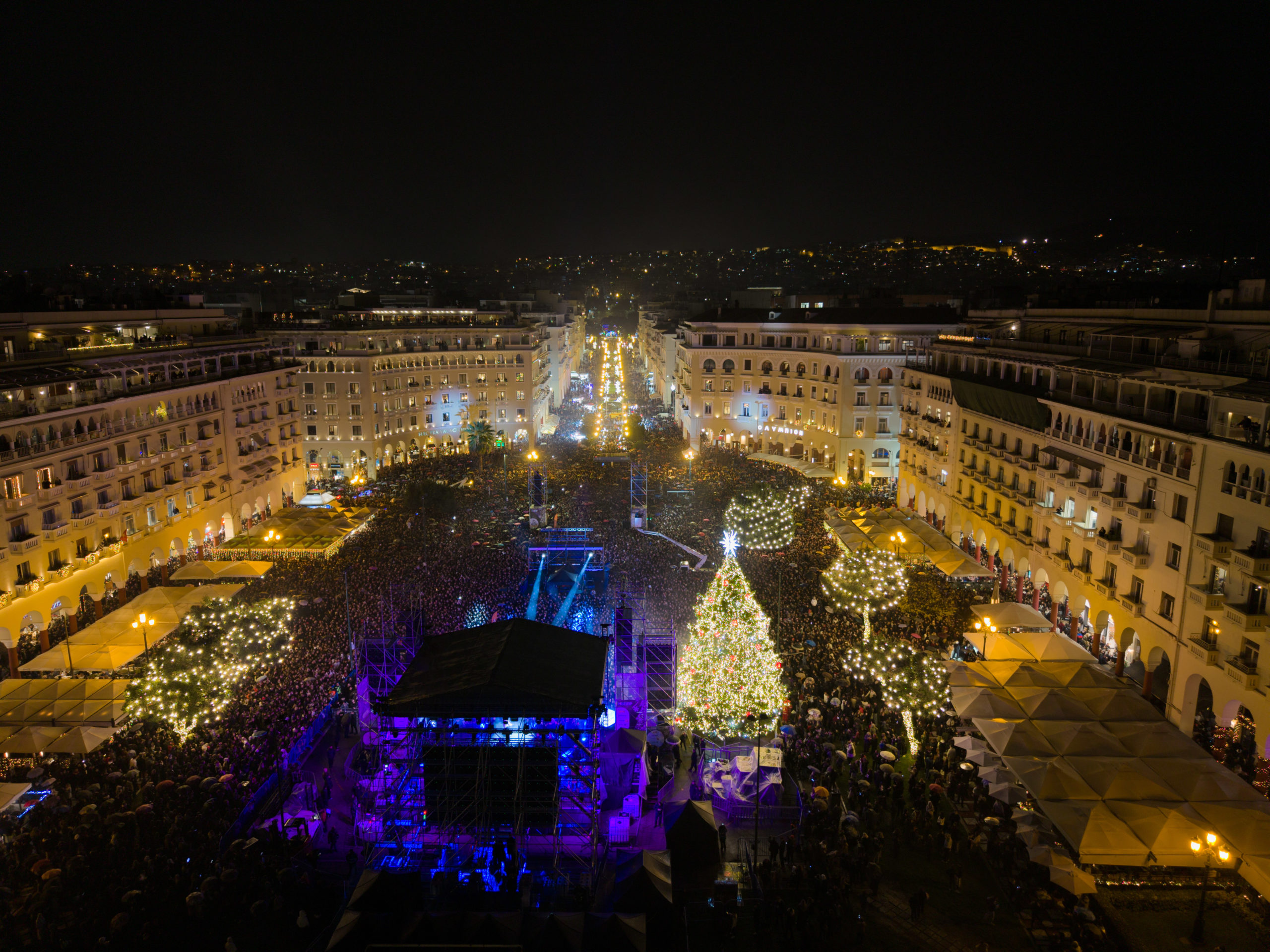 Φωταγωγήθηκε το χριστουγεννιάτικο δέντρο στη Θεσσαλονίκη