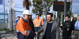 Tρόλεϊ: Ξεκίνησε το «ξήλωμα» του δικτύου στον Πειραιά – Καταργείται το 70% των εναέριων καλωδίων, λέει ο Κυρανάκης