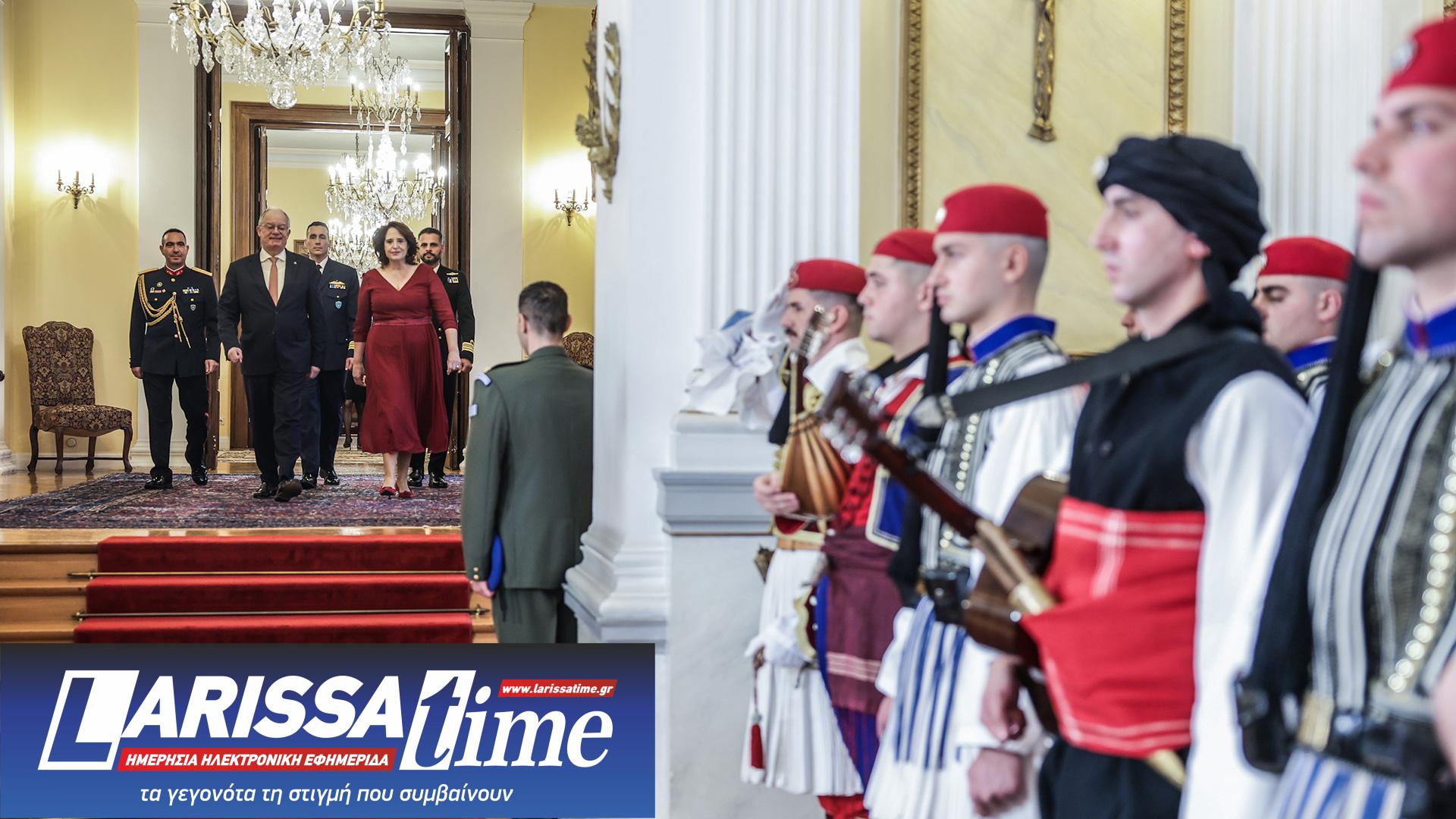 Χριστουγεννιάτικα κάλαντα στον Κωνσταντίνο Τασούλα-1