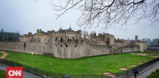 Διαδηλωτές «βεβήλωσαν» προθήκη με βασιλικά κοσμήματα στον Πύργο του Λονδίνου – Τέσσερις συλλήψεις