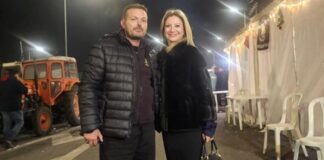 Στο αγροτικό μπλόκο της Νίκαιας η Μαρία Καρυστιανού