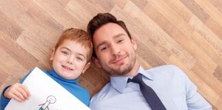 Πώς το παιχνίδι με τα παιδιά ενισχύει την ανάπτυξη και την αυτοπεποίθησή τους