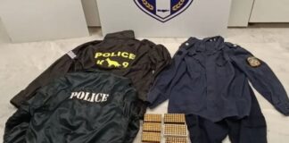 Συνελήφθη 53χρονος που είχε στο σπίτι του ρούχα με… διακριτικά της Αστυνομίας και του Πολεμικού Ναυτικού