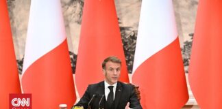 Το σπριντ του Μακρόν στην Κίνα και οι ικανότητές του στο πινγκ πονγκ