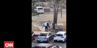 Αυστραλία: Η στιγμή που πολίτης αφοπλίζει έναν από τους δράστες του μακελειού στην παραλία Μπόντι