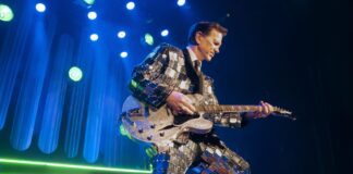 Chris Isaak στο Λυκαβηττό: Μια νύχτα με «Wicked Game» και διαχρονικές μελωδίες στο Release Athens