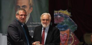 Τον σκηνοθέτη Γιάννη Σμαραγδή τίμησε το Παγκόσμιο Συμβούλιο Κρητών στη Νέα Υόρκη