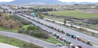 Παραμένουν σε ισχύ οι κυκλοφοριακές ρυθμίσεις στο αγροτικό μπλόκο του Κάστρου Βοιωτίας