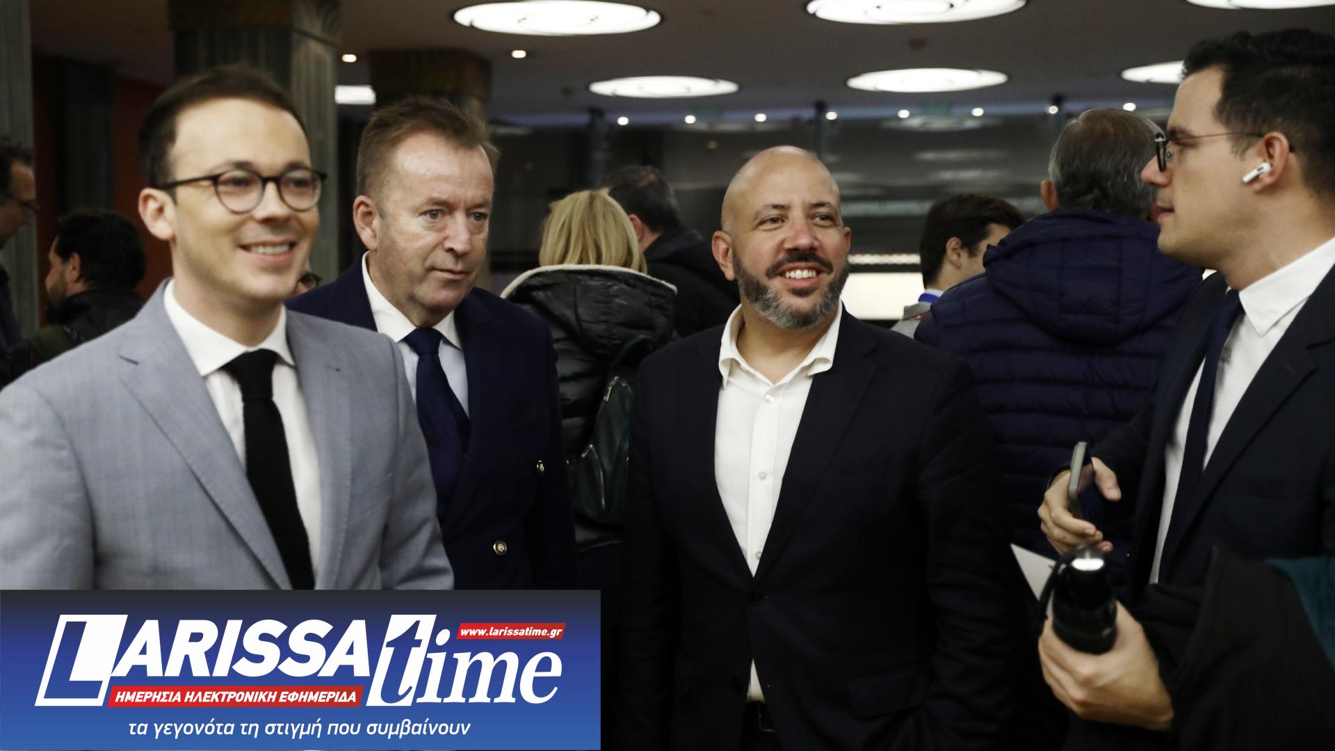 Στο φουαγέ του «Παλλάς» – Ποιοι έδωσαν το «παρών» στην παρουσίαση του βιβλίου Τσίπρα [εικόνες]-15