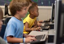 Gen Alpha μεγαλώνει στο χάος της παραπληροφόρησης – Ενημερώνεται, δυσπιστεί, αγχώνεται για το μέλλον