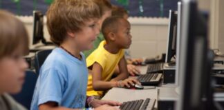 Gen Alpha μεγαλώνει στο χάος της παραπληροφόρησης – Ενημερώνεται, δυσπιστεί, αγχώνεται για το μέλλον