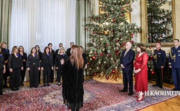 Χριστουγεννιάτικα κάλαντα στον Κωνσταντίνο Τασούλα