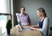 Απείθαρχοι; Αλαζόνες; Τεμπέληδες; Η Γενιά Z αντιμετωπίζει ένα γνώριμο κύμα κριτικής στον χώρο εργασίας