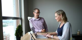 Απείθαρχοι; Αλαζόνες; Τεμπέληδες; Η Γενιά Z αντιμετωπίζει ένα γνώριμο κύμα κριτικής στον χώρο εργασίας