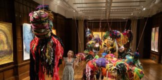 Γράφτηκε ιστορία στα βραβεία Τέρνερ – Η Νένα Καλού έγινε η πρώτη καλλιτέχνις με αυτισμό που κερδίζει