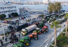 Έληξε ο αποκλεισμός στο λιμάνι του Βόλου, τα τρακτέρ πίσω στα μπλόκα