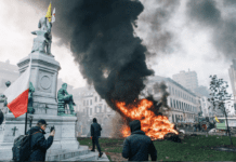 Για να κατευνάσει αγρότες και εκλογικές περιφέρειες η Κομισιόν γυρνά πίσω το ρολόι του προϋπολογισμού