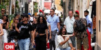 Πώς η σειρά Emily in Paris έκανε viral τη διαμονή σε ξενώνες μοναστηριών στην Ιταλία