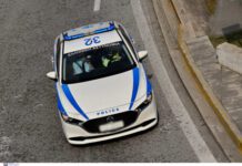 Πάτρα: Η στιγμή που 3 δράστες κλέβουν από δύο παιδιά τα χρήματα από τα κάλαντα