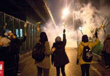 Σκηνές χάους στο Ιράν: Βίντεο δείχνουν τις δυνάμεις καταστολής να ανοίγουν πυρ κατά των διαδηλωτών