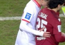 Άλλοι διαβάζουν το παιχνίδι, άλλοι… τα σκονάκια (Φώτο)