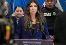 Φωτογραφία της Κρίστι Νοέμ γίνεται viral, ενώ η κυβέρνηση Τραμπ κατηγορείται άλλη μια φορά για ναζιστική ρητορική