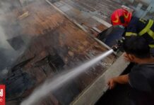 Μεγάλη φωτιά σε εργοστάσιο στη Βρετανία – Πάνω από 100 πυροσβέστες στο σημείο