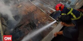 Μεγάλη φωτιά σε εργοστάσιο στη Βρετανία – Πάνω από 100 πυροσβέστες στο σημείο