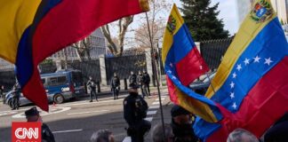 Βενεζουέλα: Μεγάλη διαδήλωση έξω από την αμερικανική πρεσβεία στη Μαδρίτη