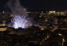 Με πυροτεχνήματα και πολλή μουσική υποδέχτηκε η Ελλάδα το 2026