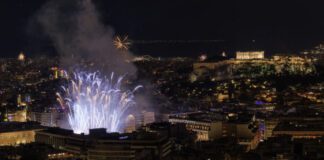 Με πυροτεχνήματα και πολλή μουσική υποδέχτηκε η Ελλάδα το 2026