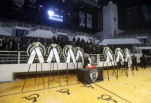 ΠΑΟΚ: Συγκλονιστικές στιγμές στο Παλατάκι – Τοποθετήθηκαν στο παρκέ 7 στεφάνια για τους νεκρούς οπαδούς