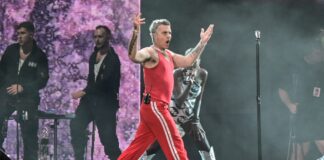 Το «Britpop» πάει για κορυφή και ο Ρόμπι Γουίλιαμς κυνηγά ιστορικό ρεκόρ στα βρετανικά charts