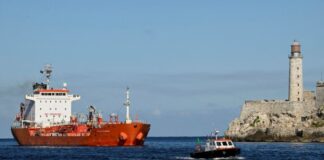 Ο Τραμπ εξετάζει το ενδεχόμενο πλήρη ναυτικού αποκλεισμού της Κούβας στις εισαγωγές πετρελαίου