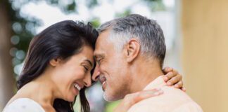 Τα χαρακτηριστικά των μακροχρόνιων σχέσεων που μας κάνουν πραγματικά ευτυχισμένους