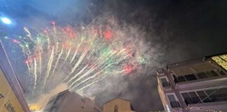 Υπό βροχή και με σόου πυροτεχνημάτων υποδέχτηκε το Ηράκλειο το 2026