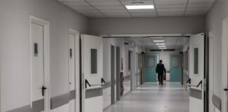 Ανήλικοι πέταξαν βεγγαλικά σε προαύλιο σχολείου στο Γαλάτσι