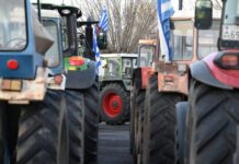 Αγρότες: Κλειστός για τα φορτηγά ο δρόμος σε Ευζώνους και Προμαχώνα