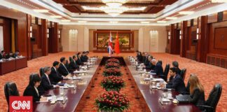 «Πολύ επικίνδυνες οι συμφωνίες που υπέγραψαν Βρετανία και Κίνα» λέει ο Τραμπ – Τι απαντά το Λονδίνο