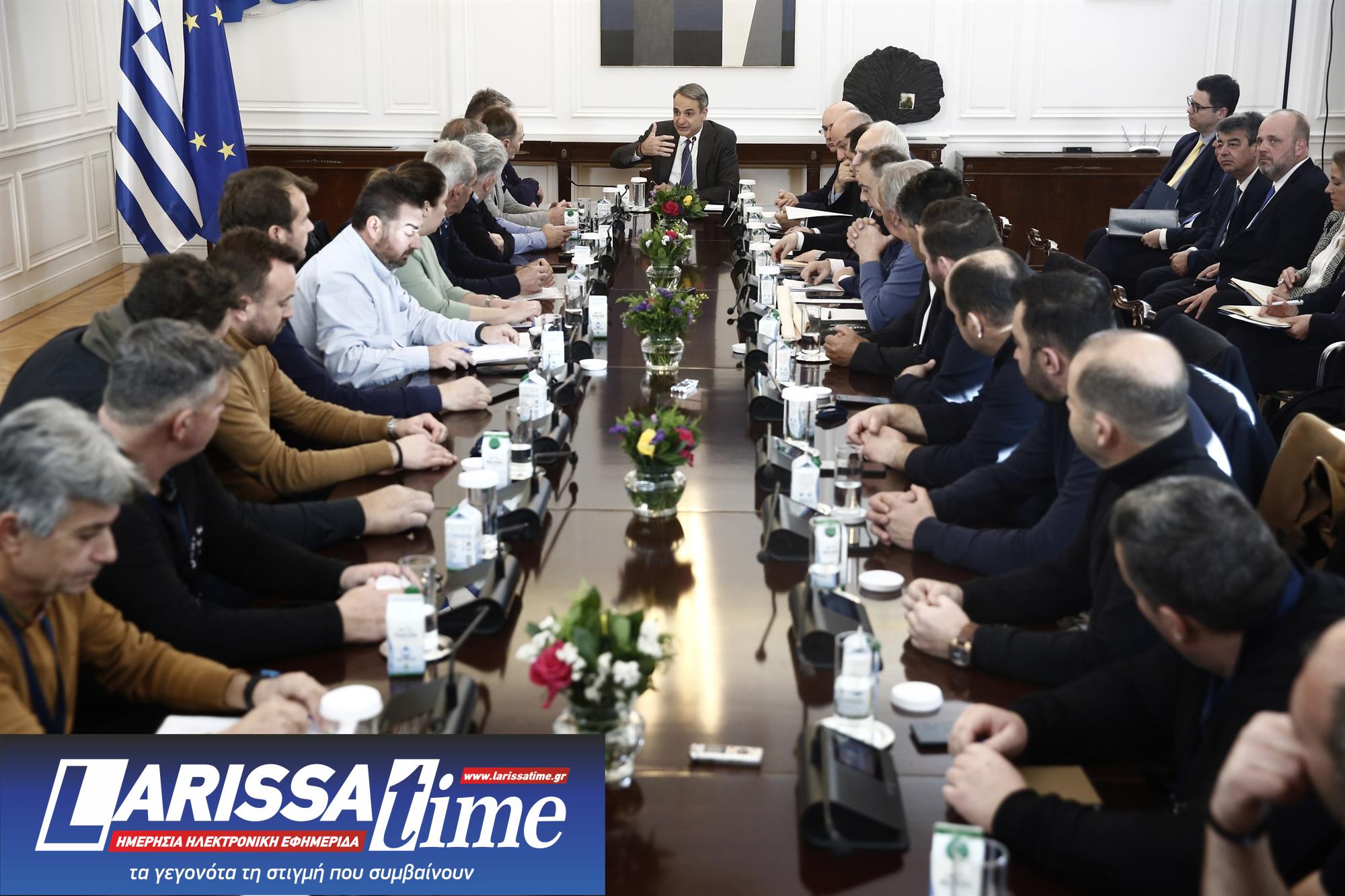 Δεσμεύσεις στο Μαξίμου, τελεσίγραφο στα μπλόκα-1