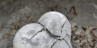 Γιατί αγαπάμε αυτούς που μας πληγώνουν; Όταν η καρδιά επιλέγει την «ασφάλεια» του πόνου