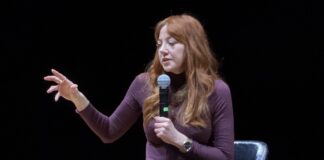 Diane Morgan στη Στέγη: Άλλο ο καλλιτέχνης, άλλο το έργο του