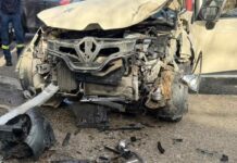 Αγρίνιο: Αυτοκίνητο έπεσε πάνω σε δέντρο έξω από δημοτικό σχολείο