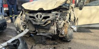 Αγρίνιο: Αυτοκίνητο έπεσε πάνω σε δέντρο έξω από δημοτικό σχολείο