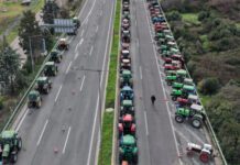 Αγρότες: Άνοιξαν την παλιά εθνική οδό στη Θήβα, κλειστό παραμένει το Κάστρο Βοιωτίας