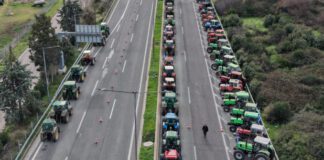 Αγρότες: Άνοιξαν την παλιά εθνική οδό στη Θήβα, κλειστό παραμένει το Κάστρο Βοιωτίας