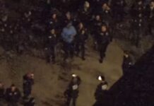 Η στιγμή που ο Μαδούρο κατεβαίνει σιδηροδέσμιος στο αεροδρόμιο της Νέας Υόρκης