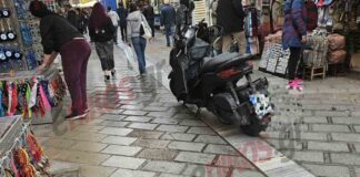 Μοναστηράκι: Άφησε το μηχανάκι στη μέση του πεζοδρόμου κι έφυγε