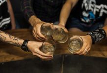 Συνελήφθη προσωρινά υπεύθυνος καταστήματος για πώληση ποτού σε ανήλικο