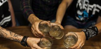 Συνελήφθη προσωρινά υπεύθυνος καταστήματος για πώληση ποτού σε ανήλικο